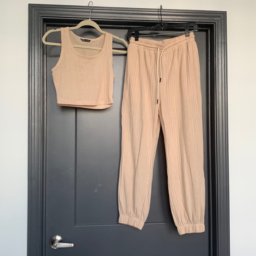 Cream M ribbed crop tank and jogger set.